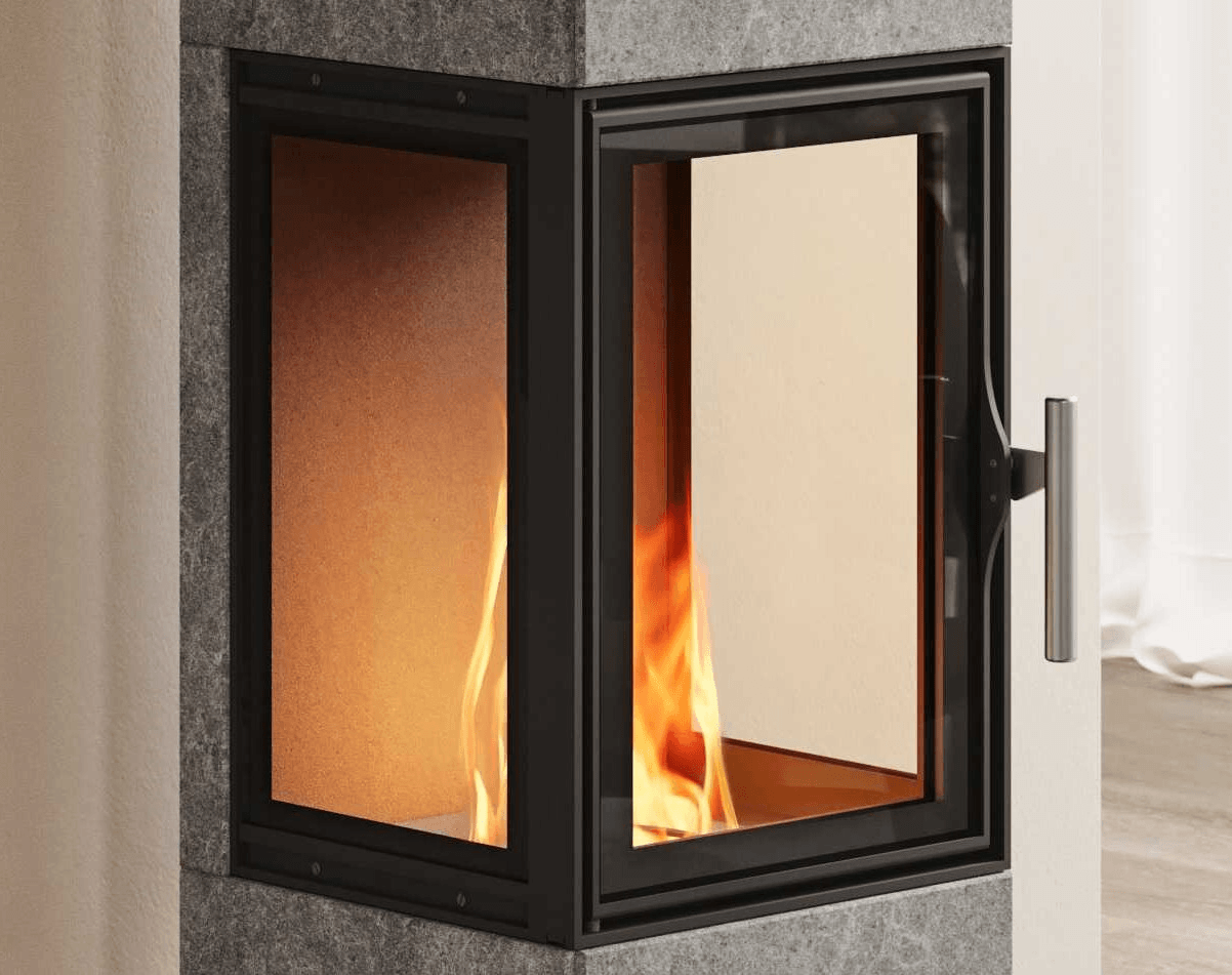 Gros plan de la vitre noire épurée à angle vitré d'un poêle de masse, offrant une vue nette sur le feu à l'intérieur.