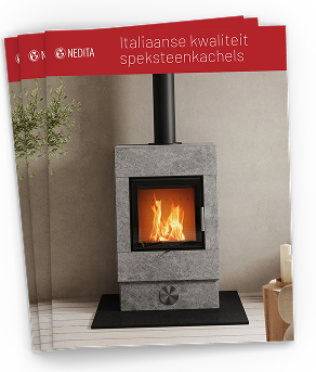 De voorkant van de Nedita productbrochure met de tekst 'Italiaanse kwaliteit speksteenkachels' en een afbeelding van een brandende kachel.