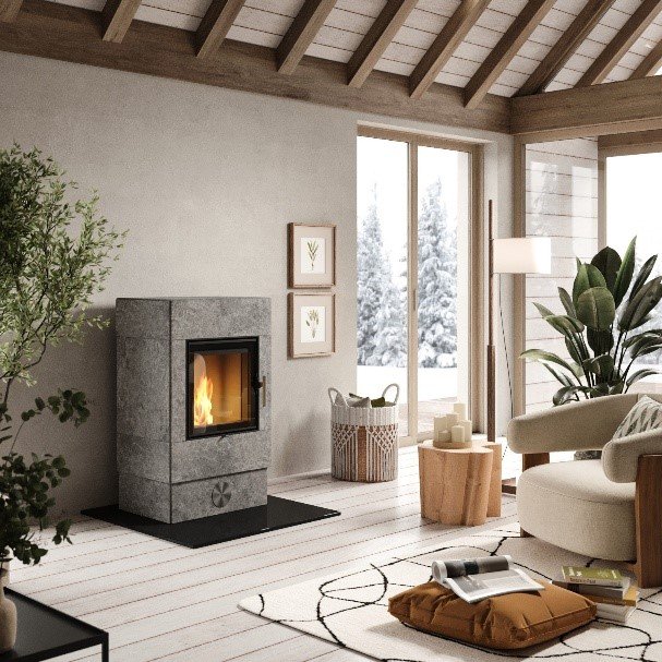 Un salon chaleureux au style scandinave avec un poêle de masse Skantherm comme point central, entouré de matériaux naturels et de beaucoup de lumière.