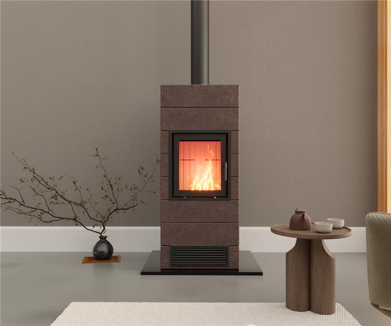 Un poêle de masse moderne au feu allumé, installé à côté d'un rangement à bois minimaliste dans un salon.